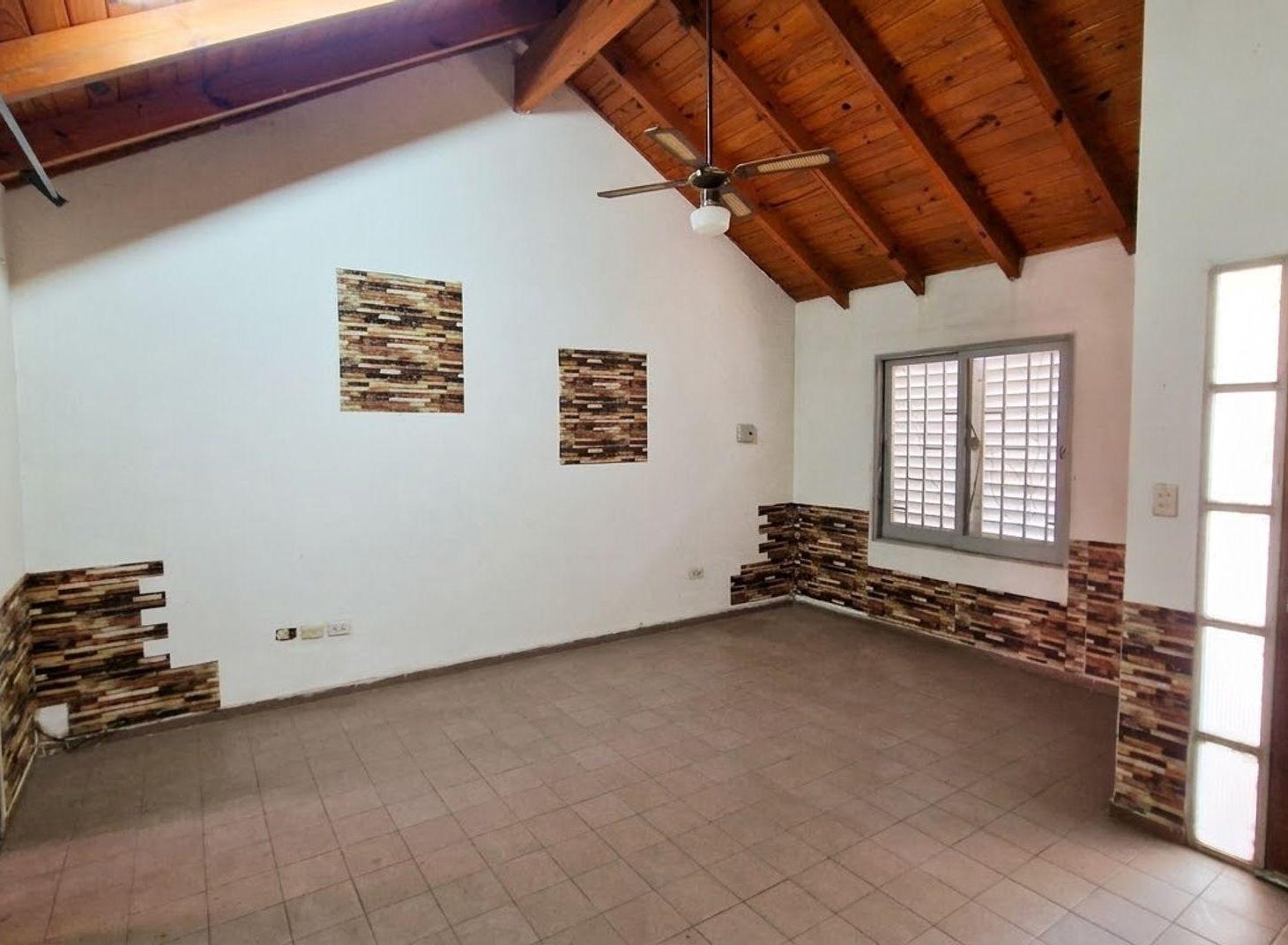 Foto de VENTA CASA DE 4 DORMITORIOS. BARREAL, imagen 2