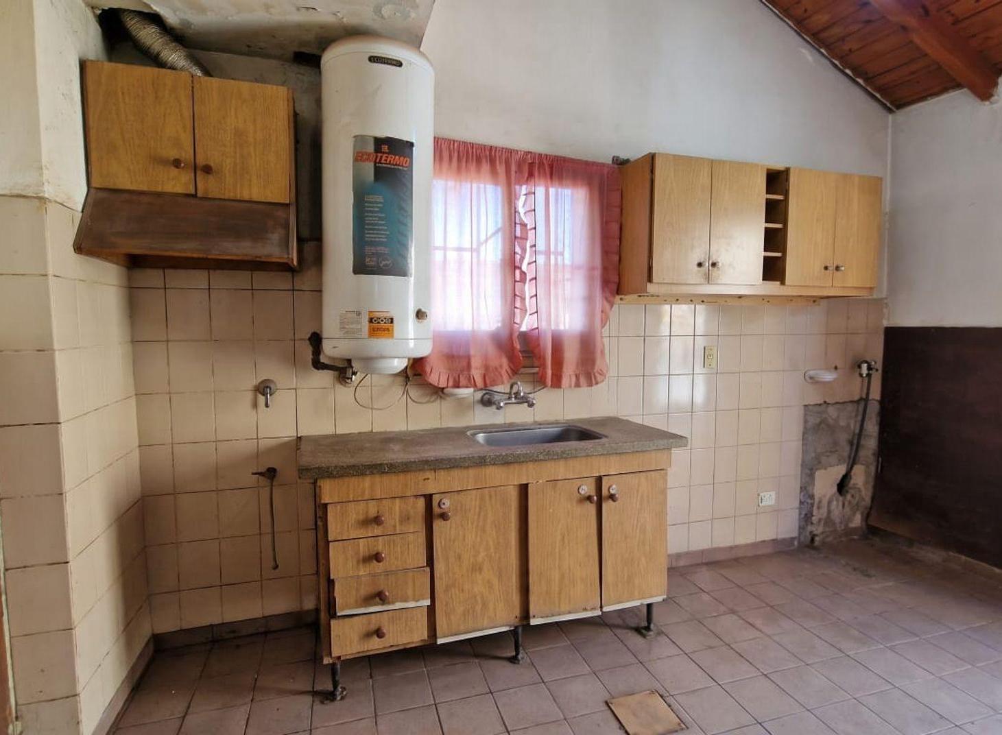 Foto de VENTA CASA DE 4 DORMITORIOS. BARREAL, imagen 4