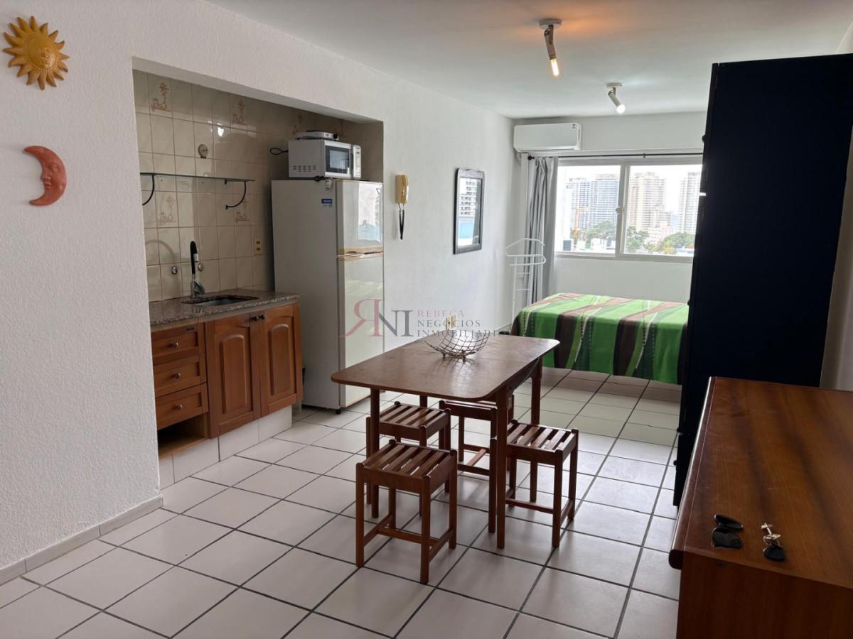 Piso alto con vista parcial a Playa Brava