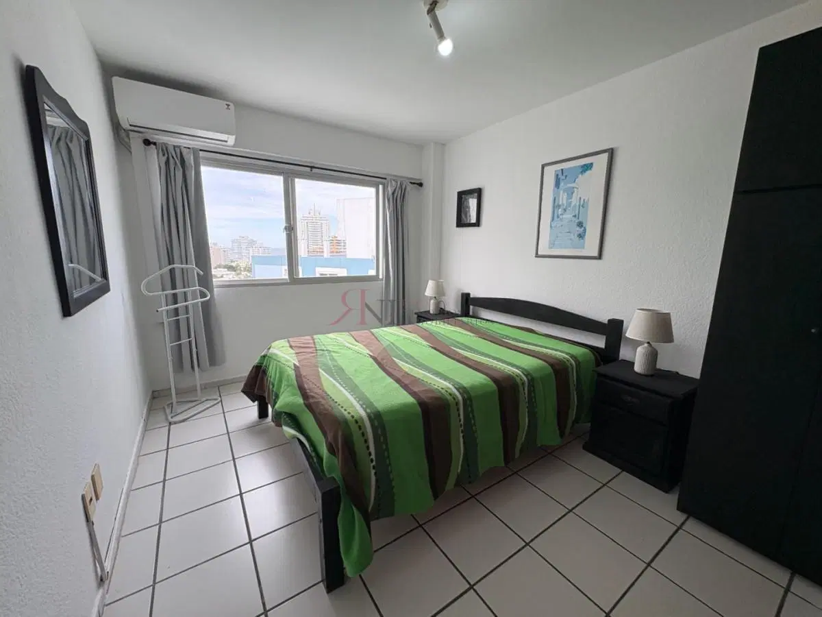 Piso alto con vista parcial a Playa Brava 4