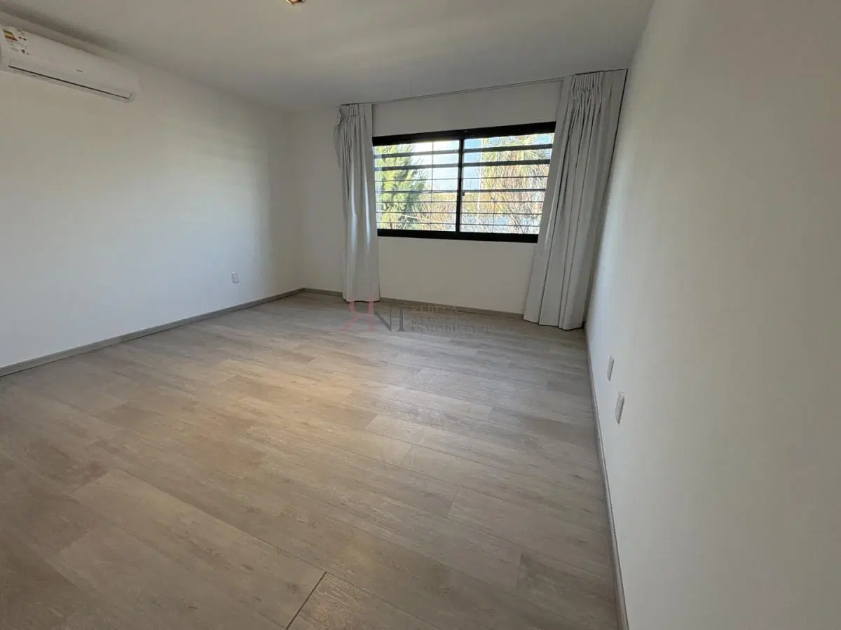 Muy linda casa a estrenar en centro de Maldonado , buen jardín 2