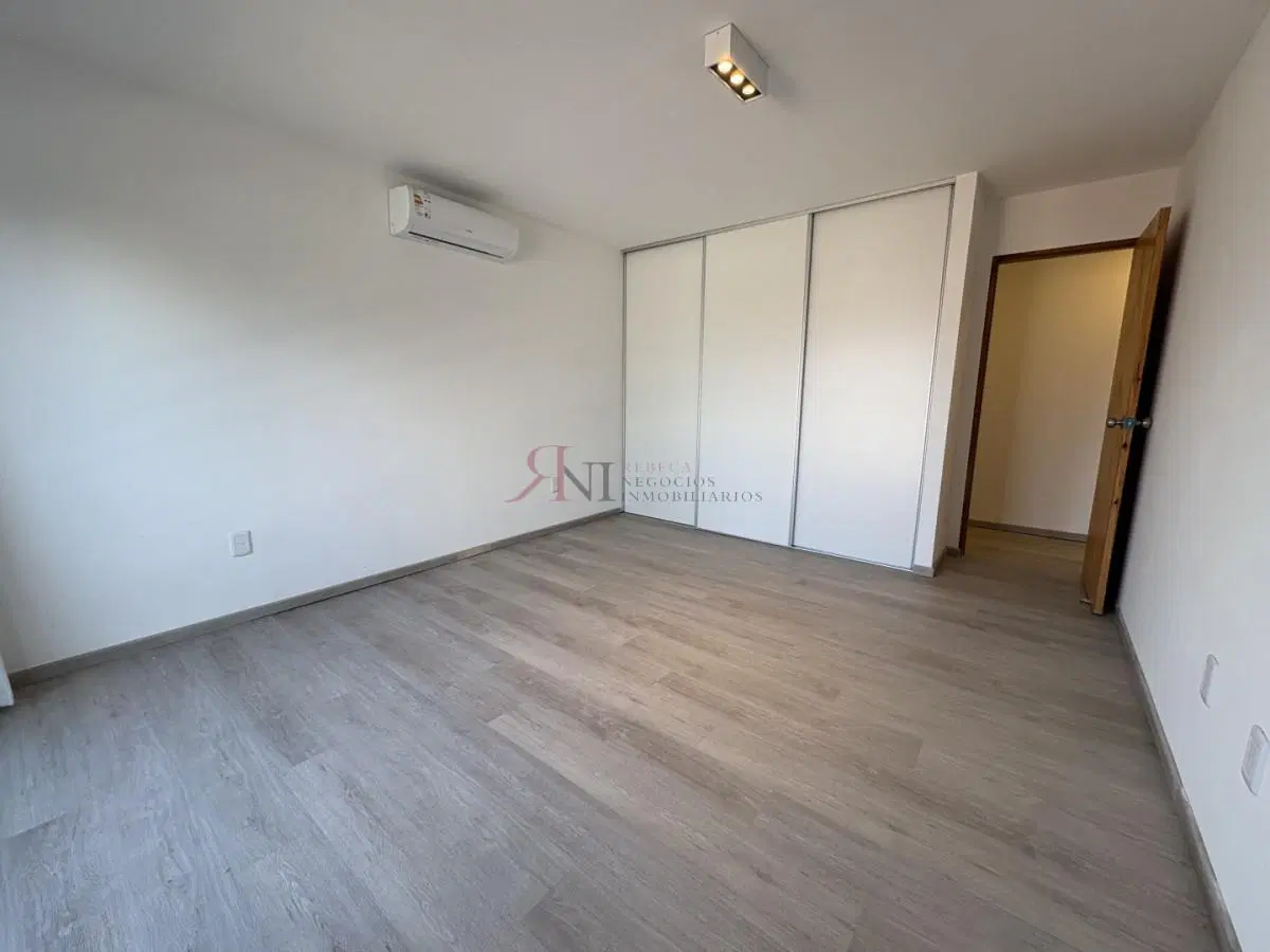 Muy linda casa a estrenar en centro de Maldonado , buen jardín 3