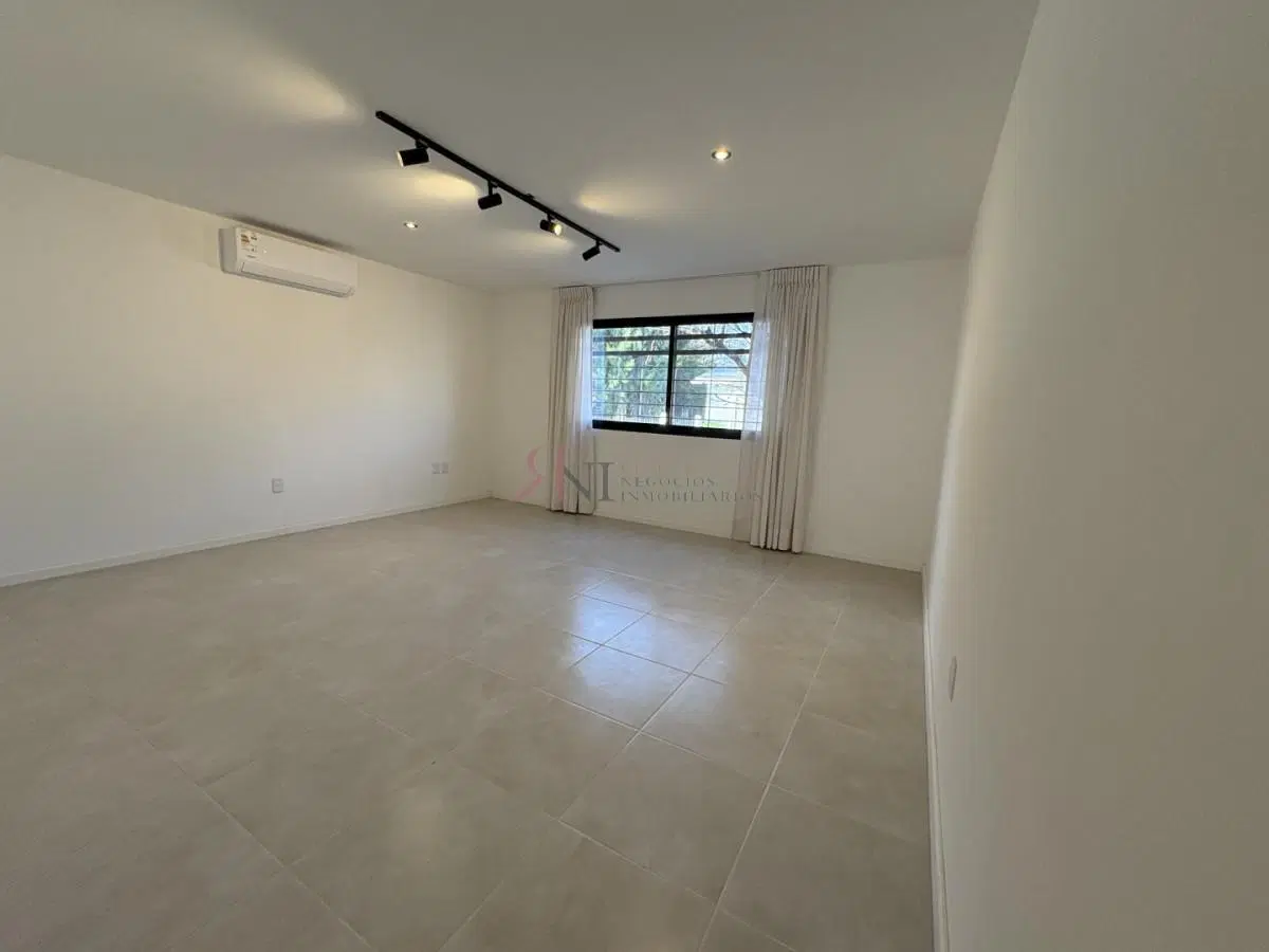 Muy linda casa a estrenar en centro de Maldonado , buen jardín 4