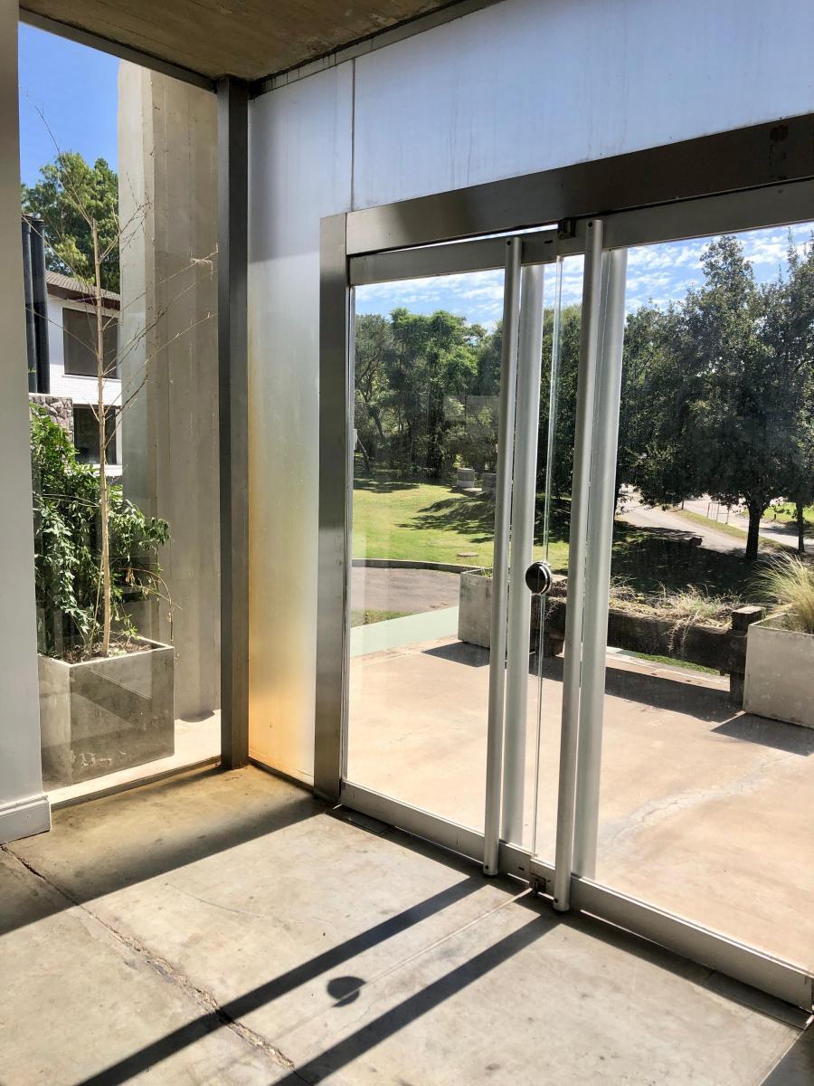 Casa a la venta 5 dormitorios en Country Lomas de La Carolina - Minimalista- Escucha oferta
