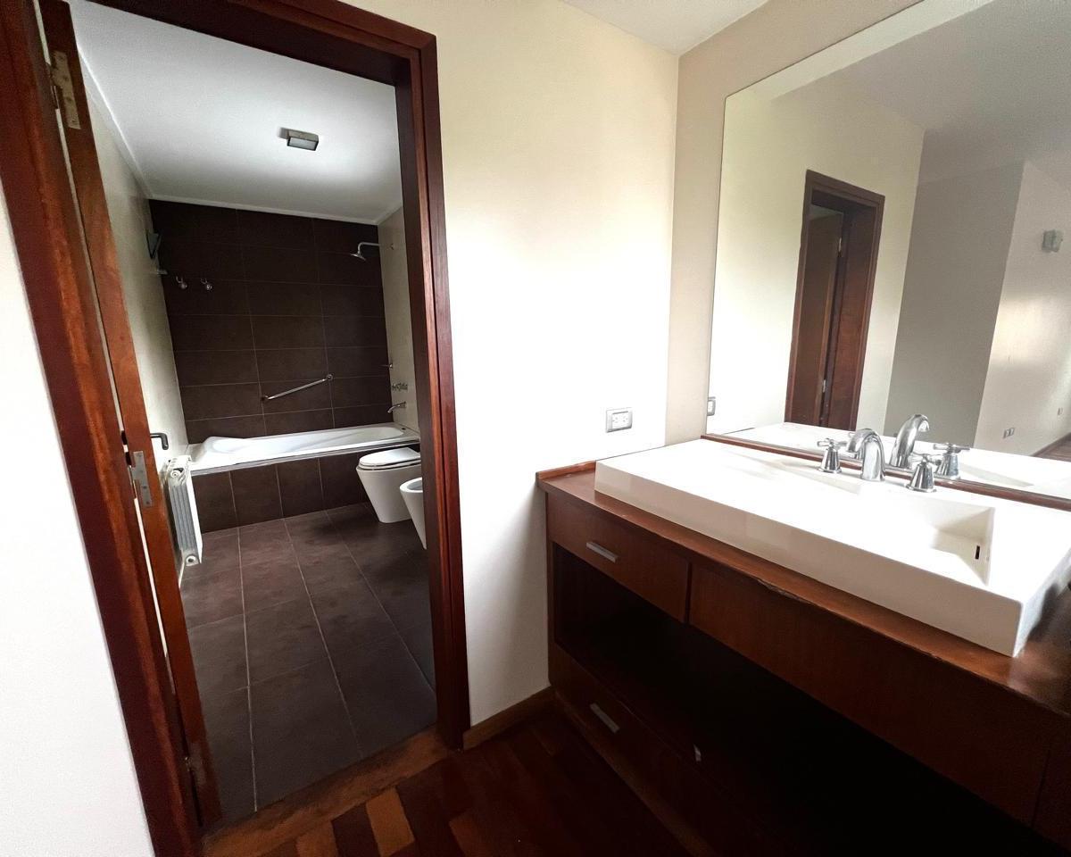 Casa a La Venta Altos del Chateau 5 Dorm. La Casa Combina Elegancia y Funcionalidad. Recibe Menor 2