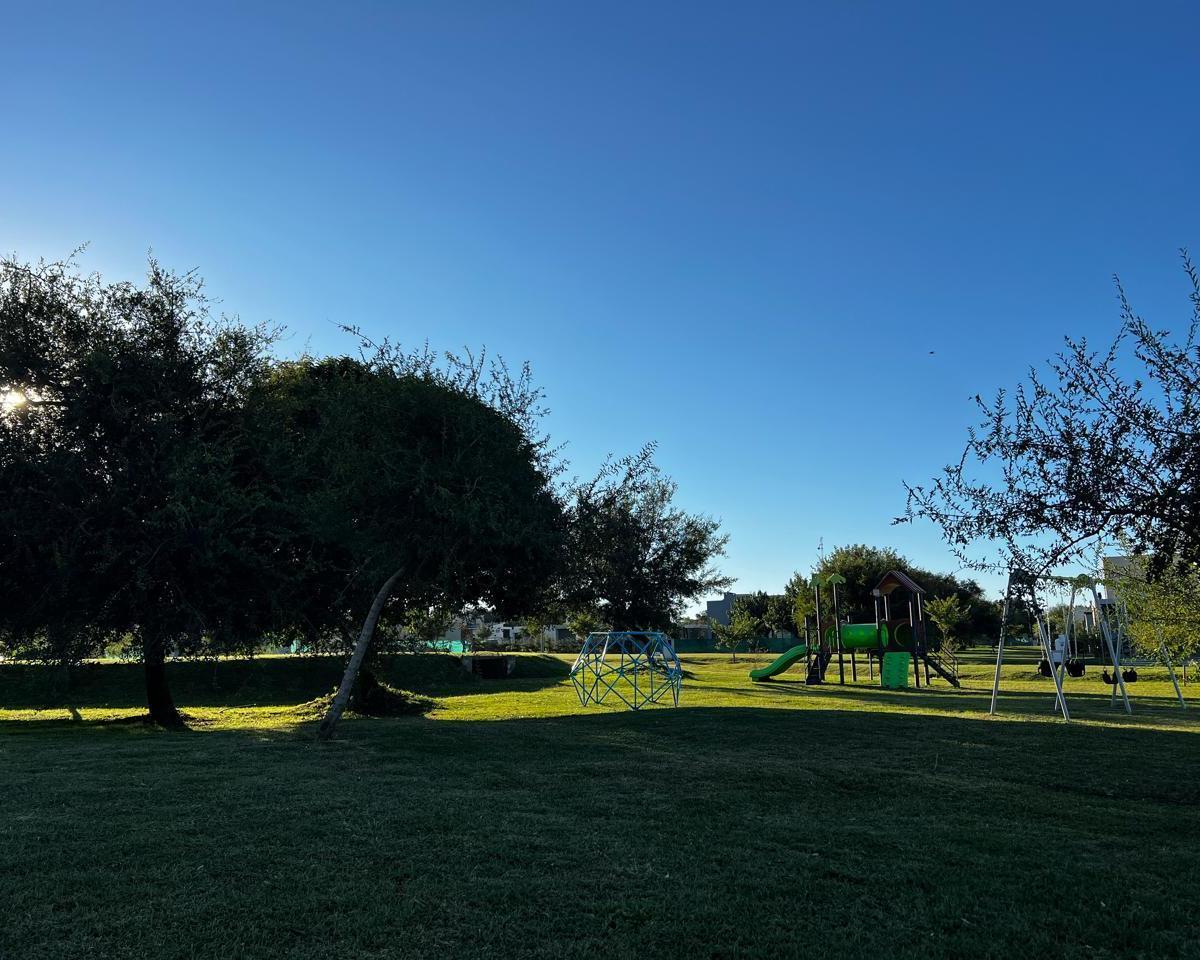 VENTA LOTE CENTRAL EN BARRIO CERRADO LA CERCANÍA  1000 m  Excelente Ubicación sobre Autovía E53 reci