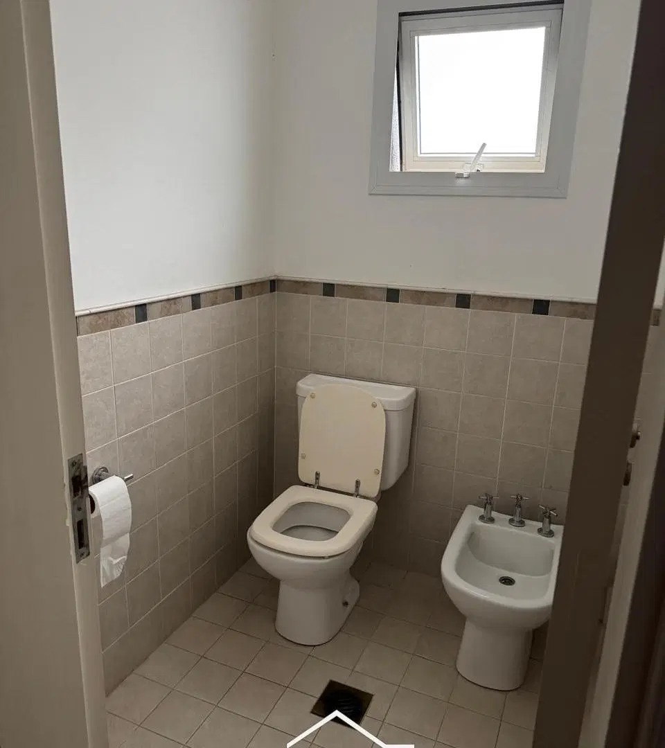 Casa en Alquiler El Bosque 4 dormitorios ubicación central funcional y muy comoda 3