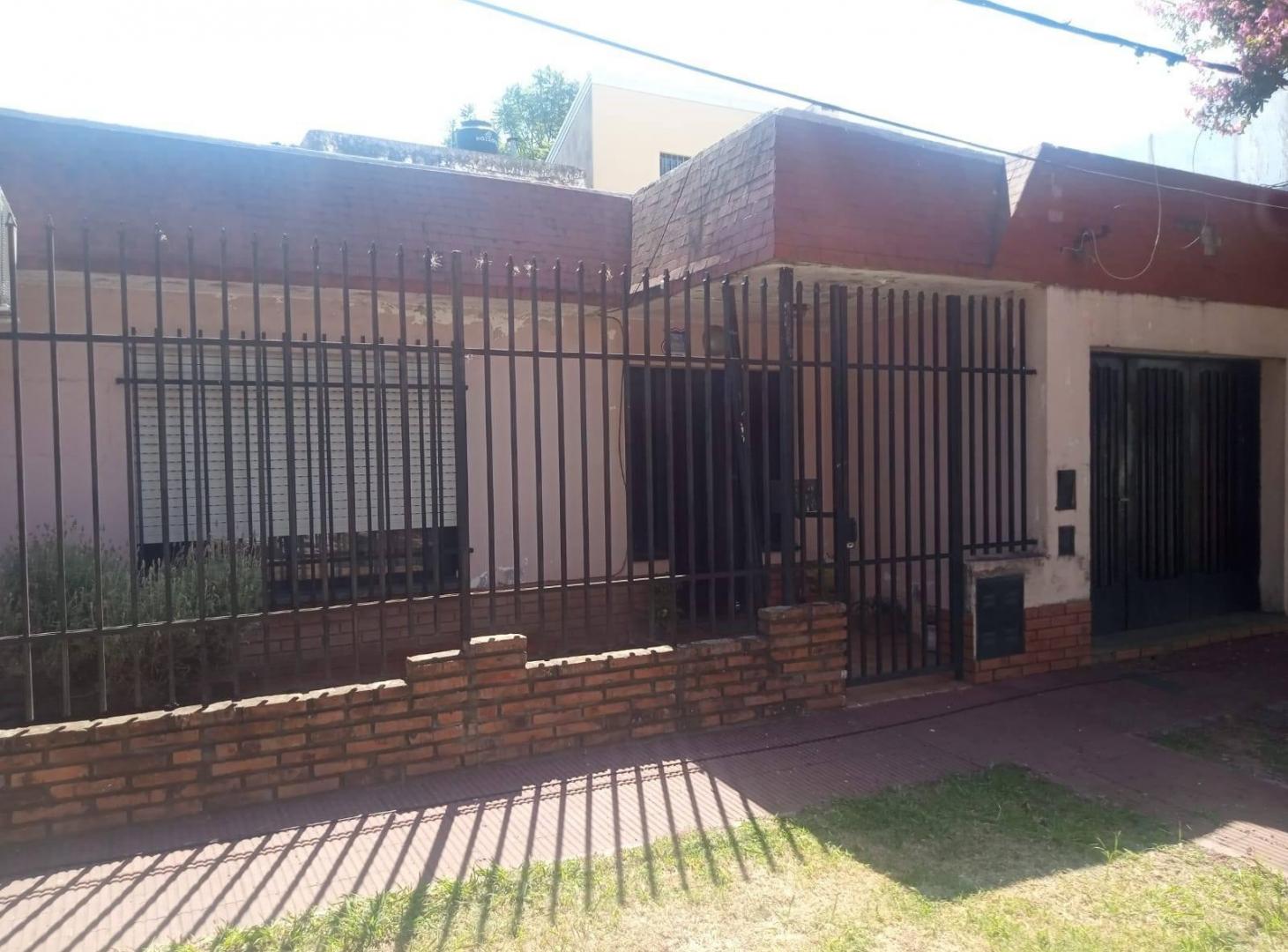 CASA DE 2 DORMITORIOS CON GARAGE Y PATIO CON VERDE ALBERDI OESTE