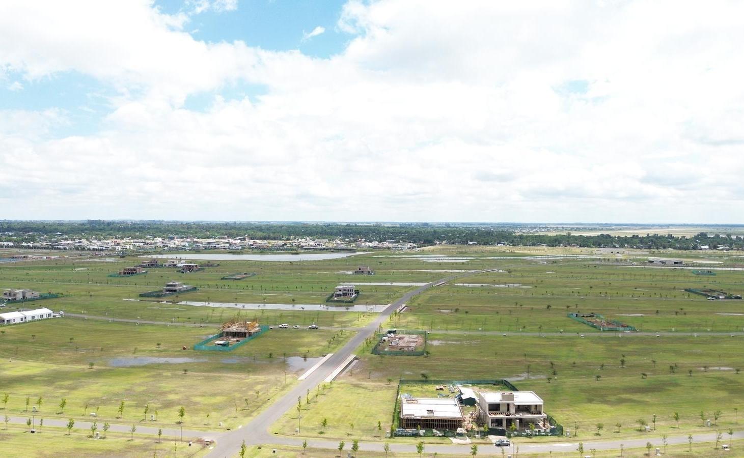 Terreno con frente Sur y fondo al reservorio en Vida Club de Campo - 110
