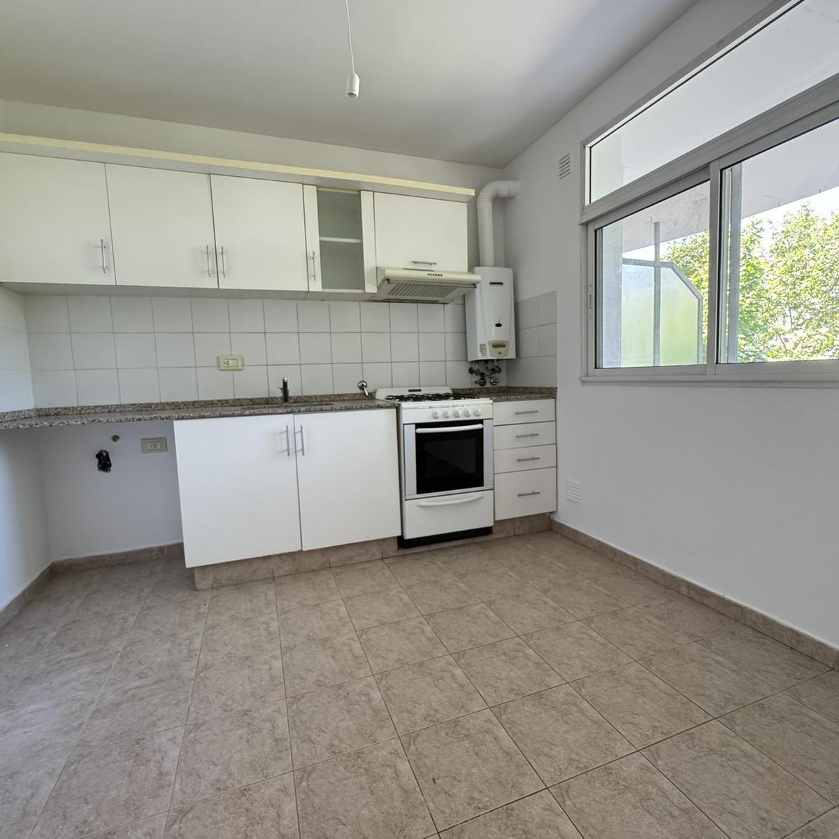 Departamento de 2 dormitorios con cochera a metros de Av. Francia