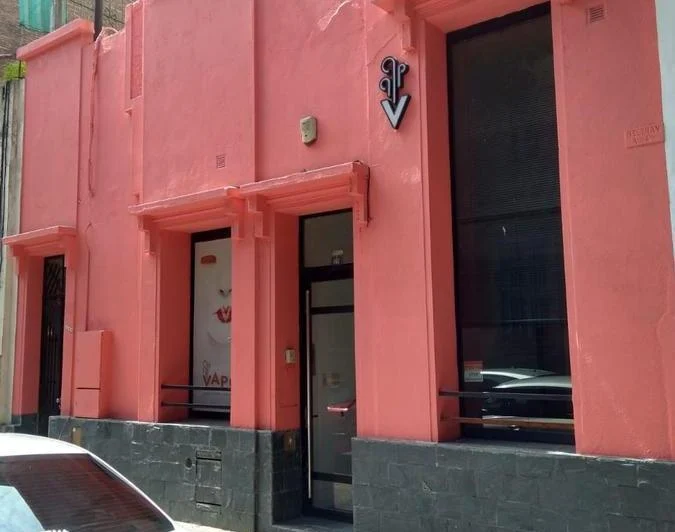 Gran casa al frente apta USO COMERCIAL - Presidente Roca 145 2