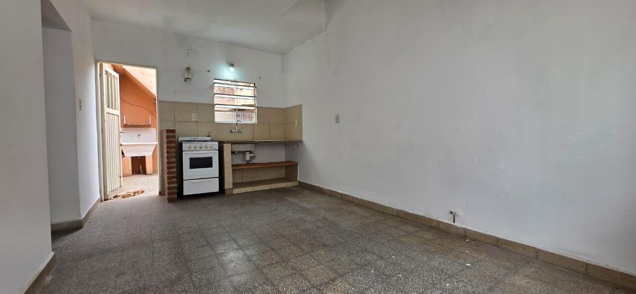 Departamento de pasillo a una cuadra de Av. del Rosario