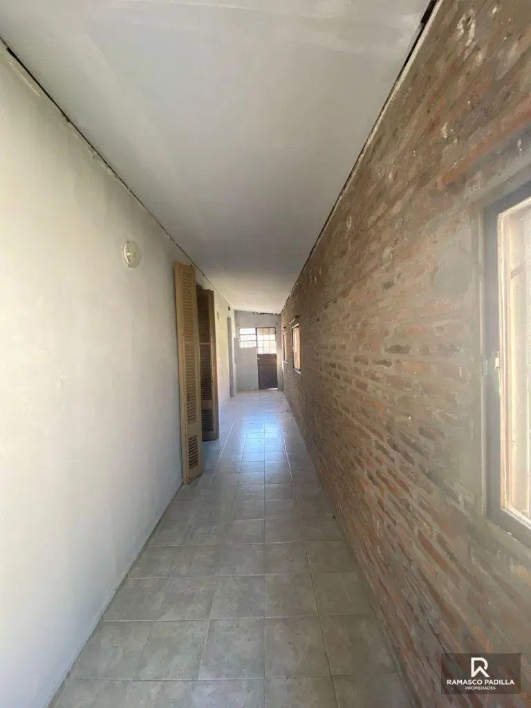 Casa al frente con Jardin y pileta. 5