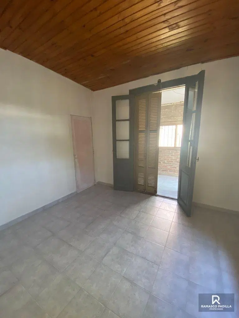 Casa al frente con Jardin y pileta. 3