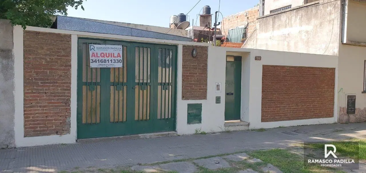 Casa al frente con Jardin y pileta. 4