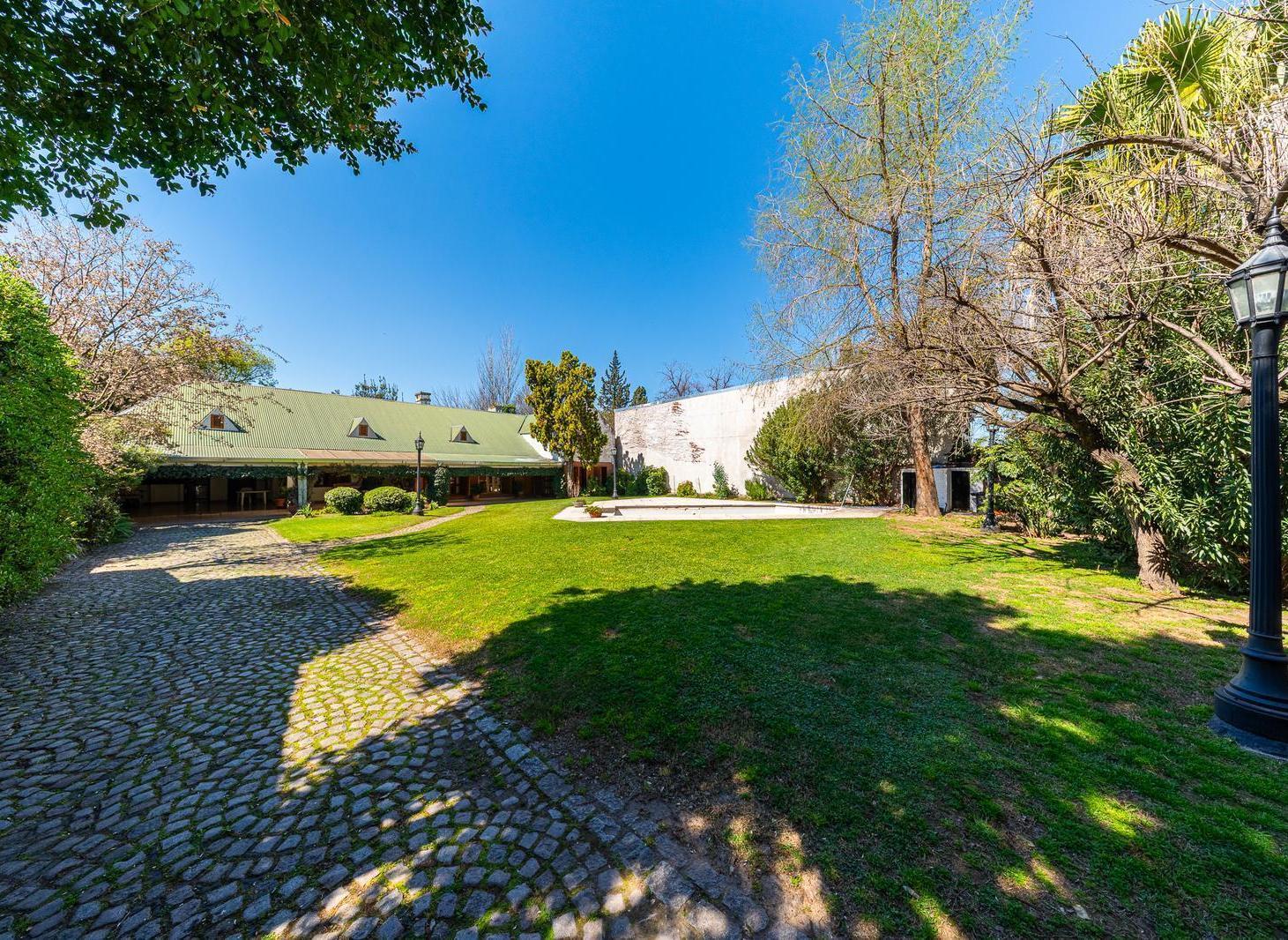 Foto de Casa de 4 dormitorios con gran jardín de 1184 m2, pileta y quincho, imagen 4