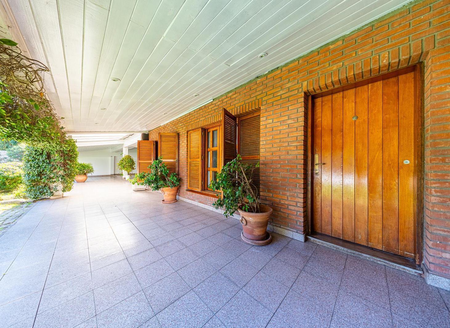Foto de Casa de 4 dormitorios con gran jardín de 1184 m2, pileta y quincho, imagen 3