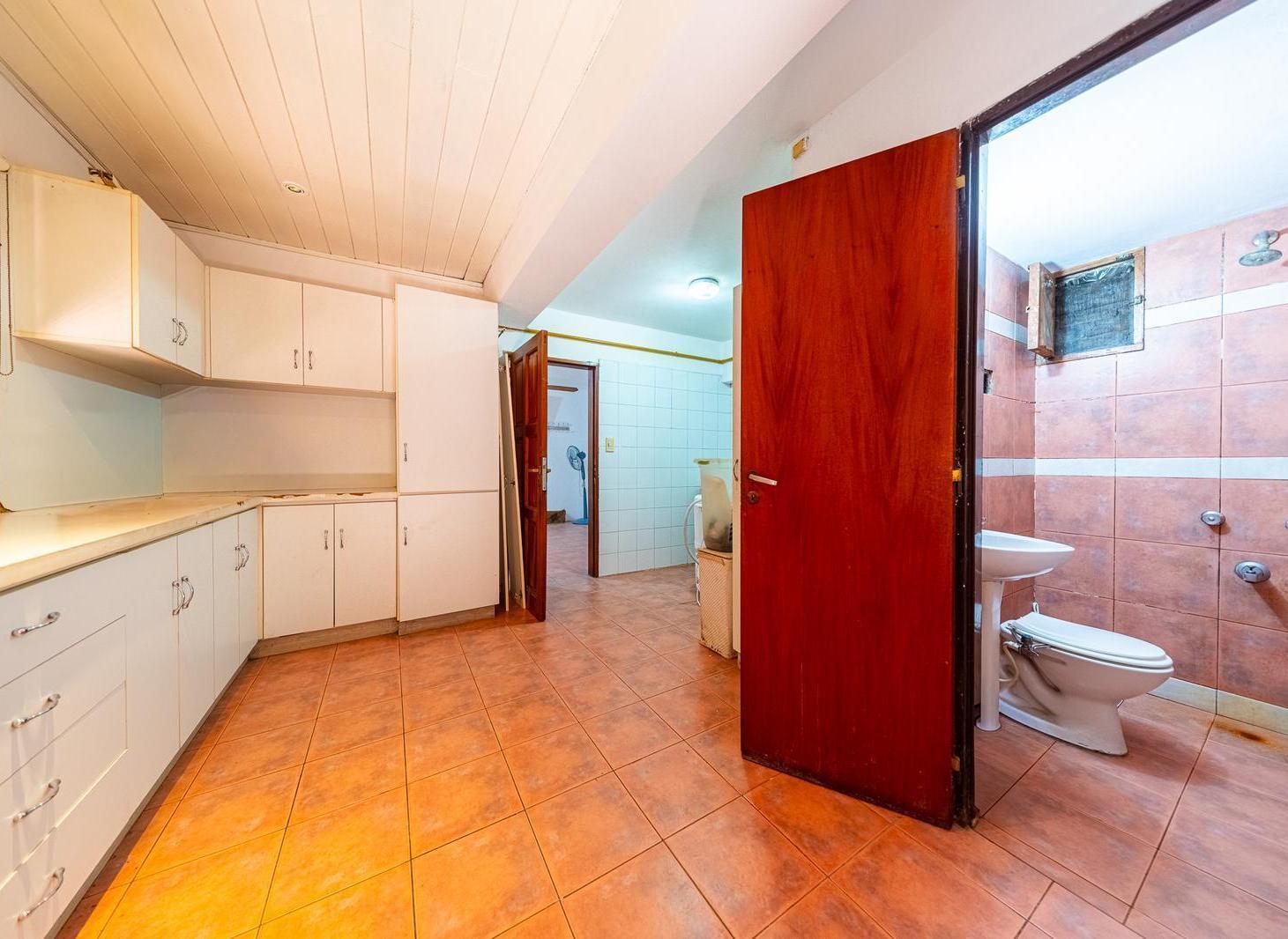 Foto de Casa de 4 dormitorios con gran jardín de 1184 m2, pileta y quincho, imagen 2