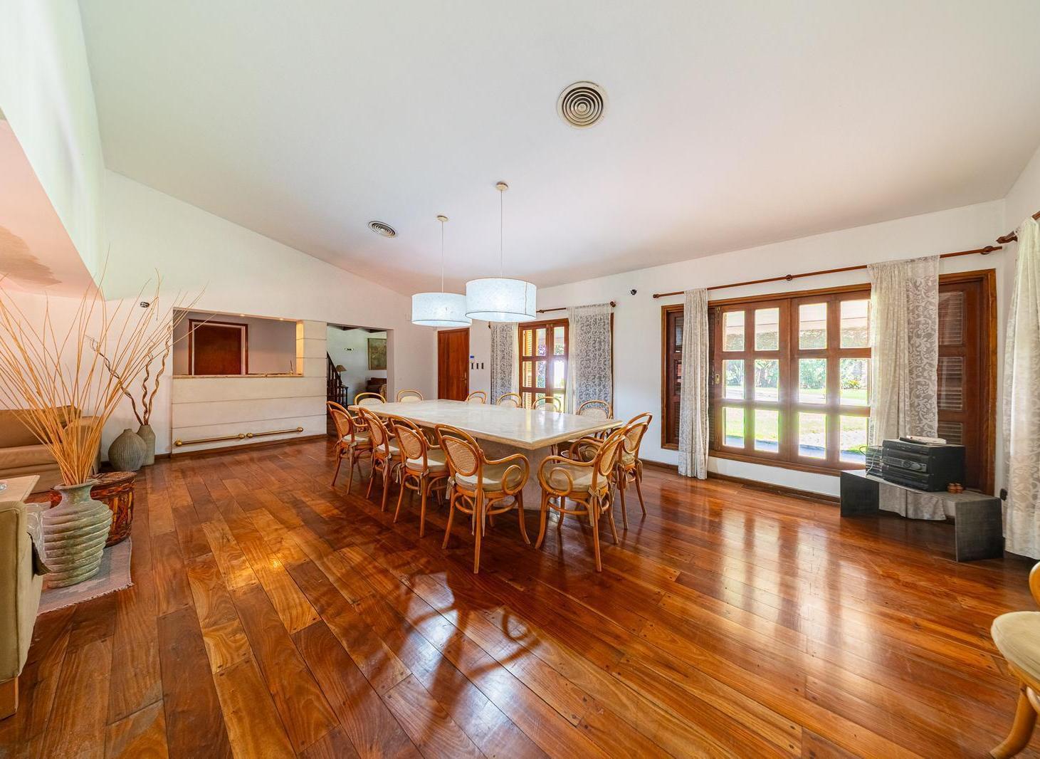 Foto de Casa de 4 dormitorios con gran jardín de 1184 m2, pileta y quincho, imagen 5