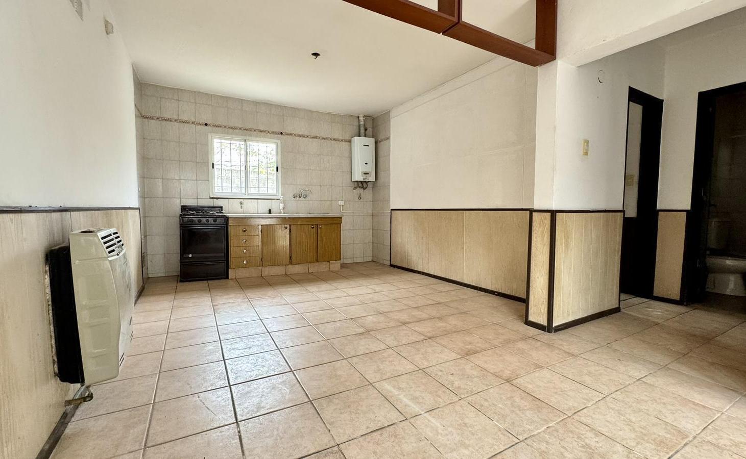 Foto de Casa de pasillo de 2 dormitorios en venta en La Tablada, imagen 2