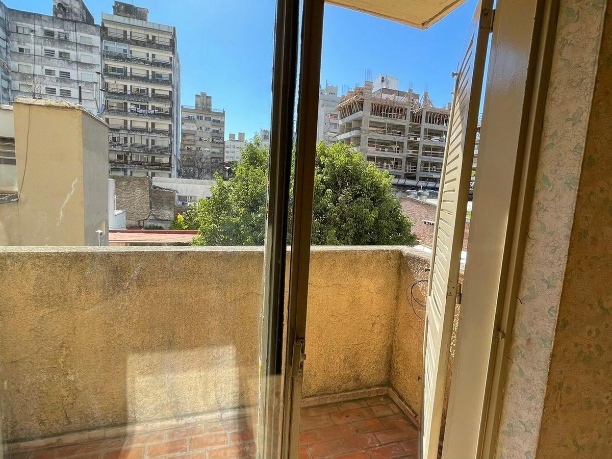 Venta - Departamento - 2 Dorm. - Av Pellegrini 600, Piso 2º 1