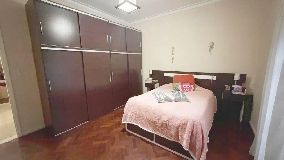 VENTA - DEPARTAMENTO TIPO CASA - 3 DORMITORIOS - AV. PELLEGRINI 900 PLANTA ALTA 4