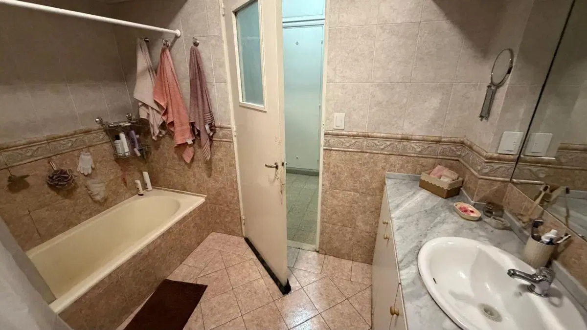 VENTA - DEPARTAMENTO TIPO CASA - 3 DORMITORIOS - AV. PELLEGRINI 900 PLANTA ALTA 5