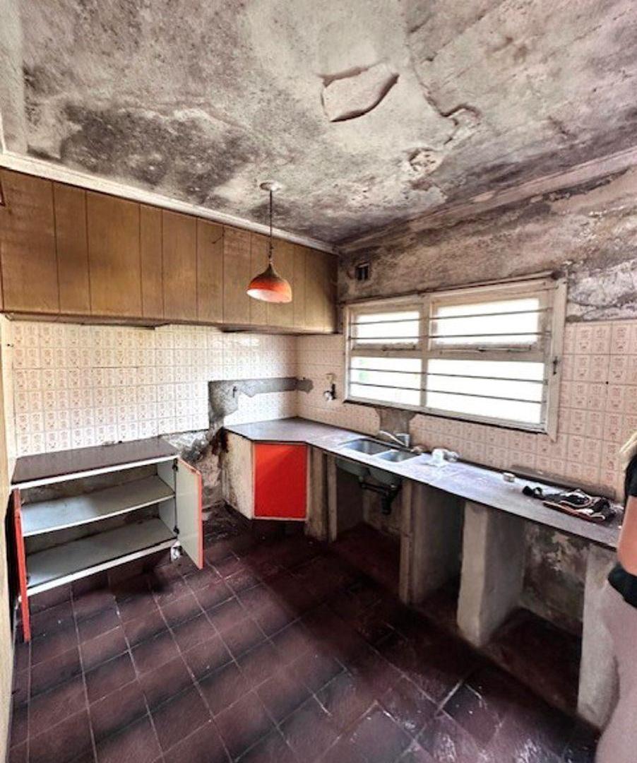 Foto de VENTA CASA EN PH DE 4 AMB. C/ GARAGE, QUINCHO Y PARQUE. A RECICLAR, imagen 4