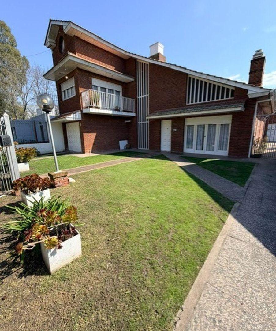 Foto de VENTA CASA 6 AMB. C/ GRAN PARQUE, QUINCHO Y GARAGE. LOPEZ DE GOMARA, imagen 1
