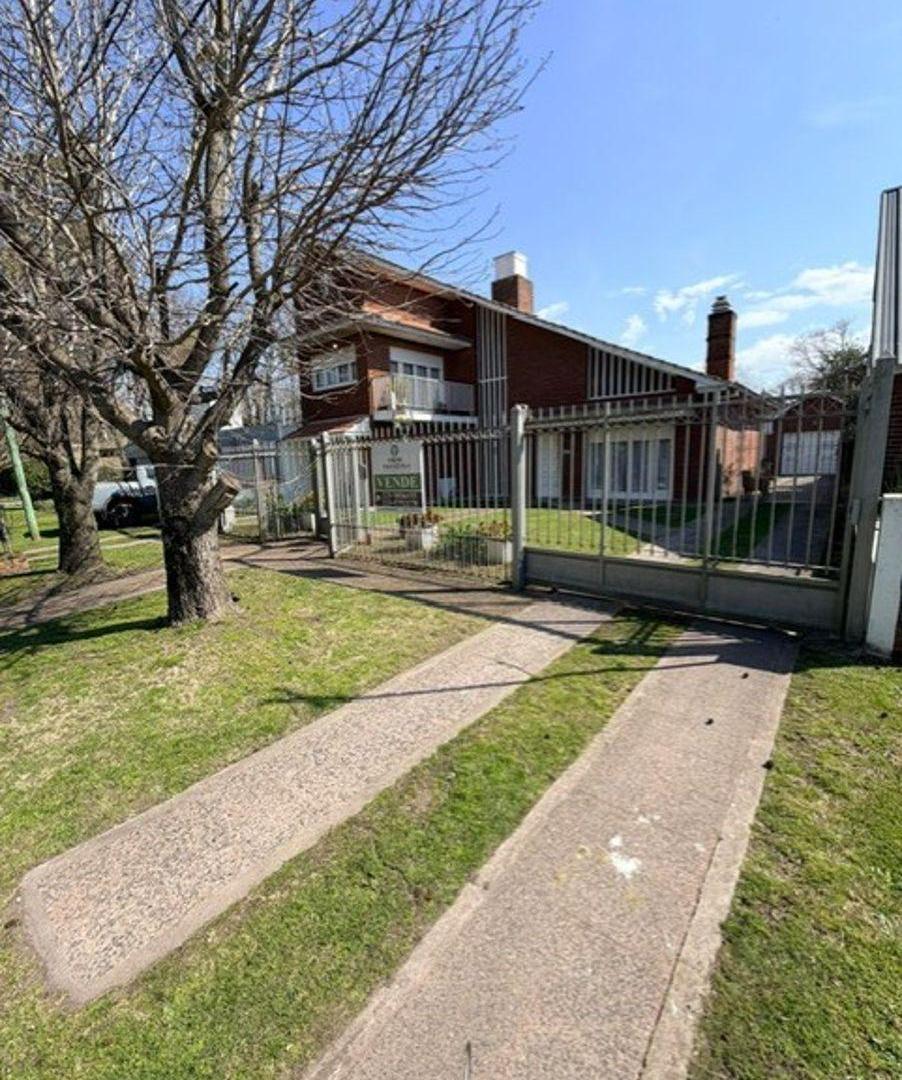 Foto de VENTA CASA 6 AMB. C/ GRAN PARQUE, QUINCHO Y GARAGE. LOPEZ DE GOMARA, imagen 3