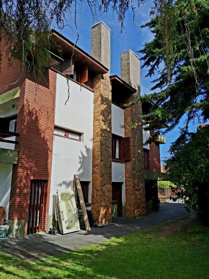 Importante Chalet Sobre 2 Lotes - 10 Ambientes - Divino Rostro 3