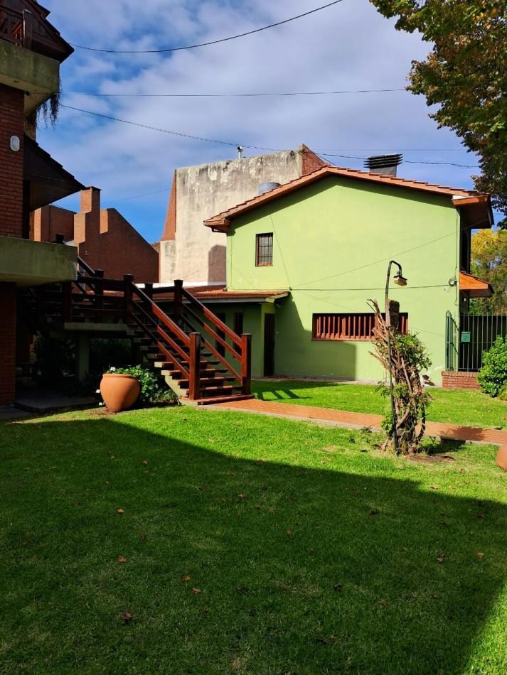 Importante Chalet Sobre 2 Lotes - 10 Ambientes - Divino Rostro 3
