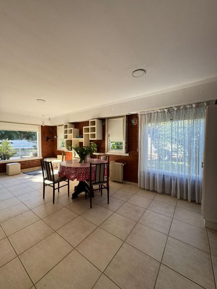 CASA 3 AMBIENTES CON COCHERA - BARRIO JARDIN