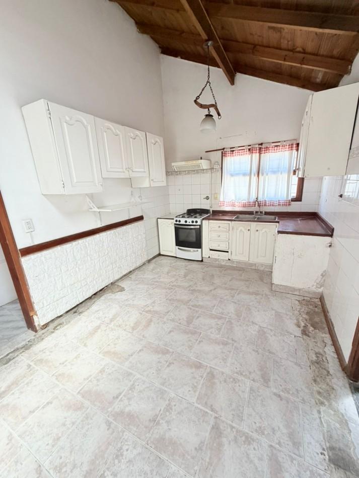 Foto de Casa de 4 ambientes con garage doble y patio - Barrio Villa Lourdes, imagen 5