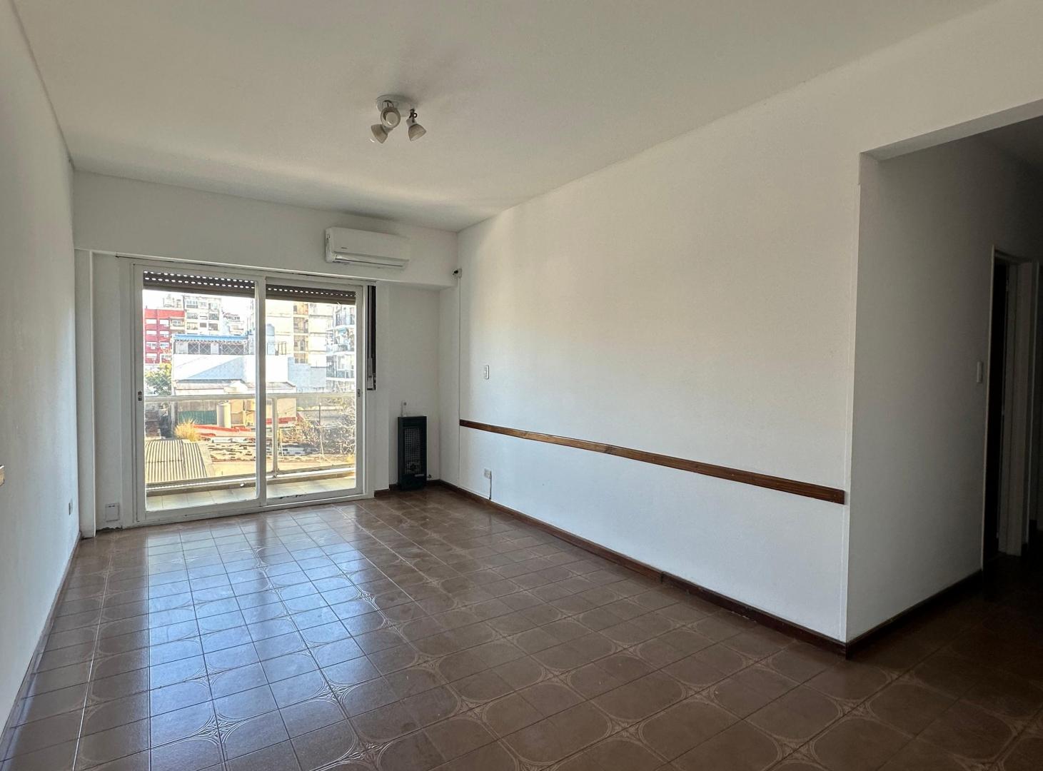 Foto de EN ALQUILER : 3 AMBIENTES al CONTRAFRENTE con BALCON CORRIDO : ZONA, imagen 4