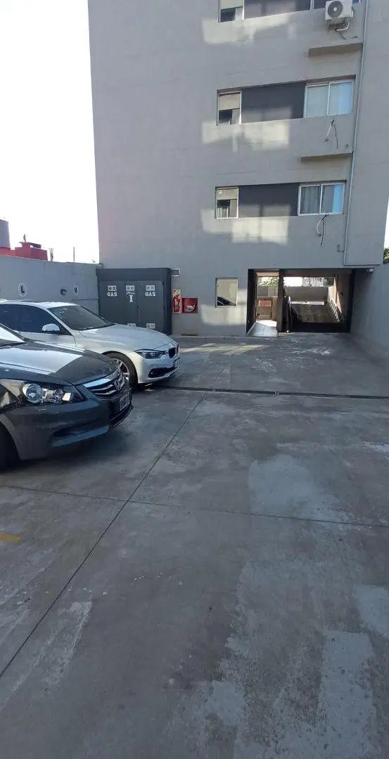 ALQUILER en edificio Tower, semipiso de dos ambientes, sin cochera, en Berazategui 1