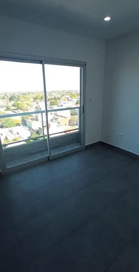 ALQUILER en edificio Tower, semipiso de dos ambientes, sin cochera, en Berazategui 2