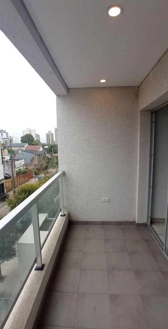 Alquiler, dos ambientes con cochera, edificio Whait en Berazategui. 3