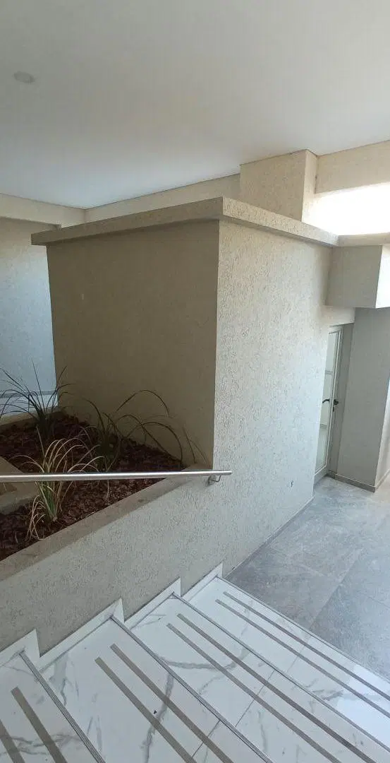Alquiler, dos ambientes con cochera, edificio Whait en Berazategui. 2