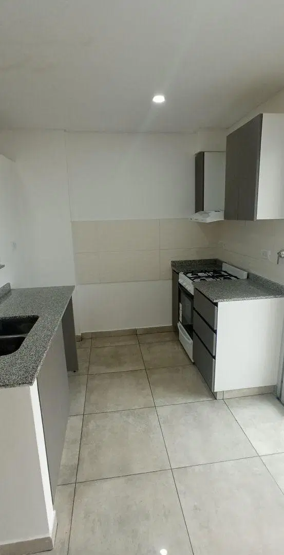 Alquiler, dos ambientes con cochera, edificio Whait en Berazategui. 4