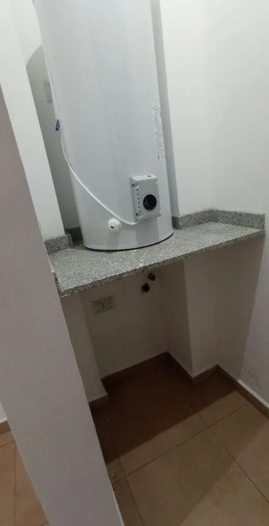 ALQUILER de departamento de dos amb con cochera cubierta. 2