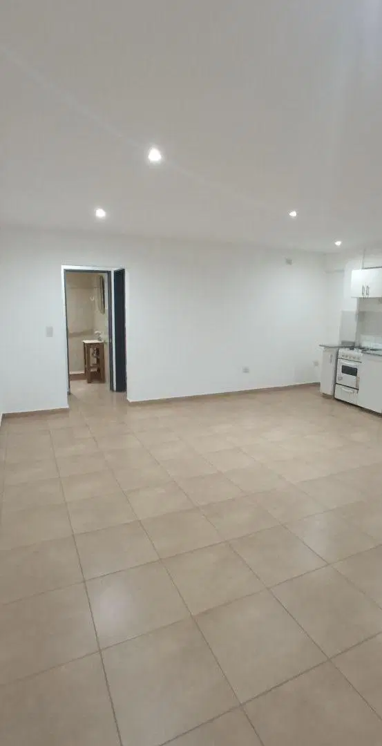 ALQUILER de departamento de dos amb con cochera cubierta. 3