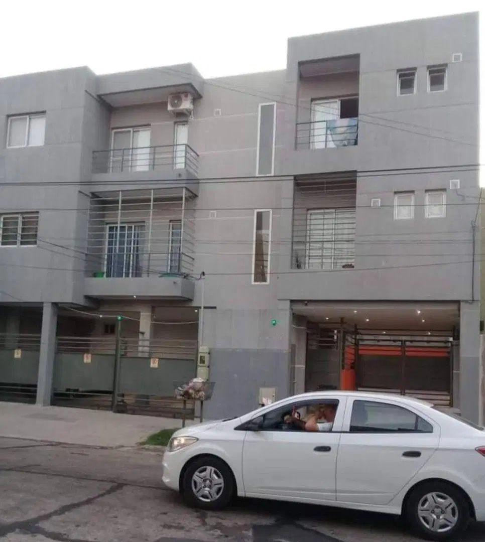 VENTA, 2 amb, calle 134 entre 13 y Av. 14 de Berazategui 1