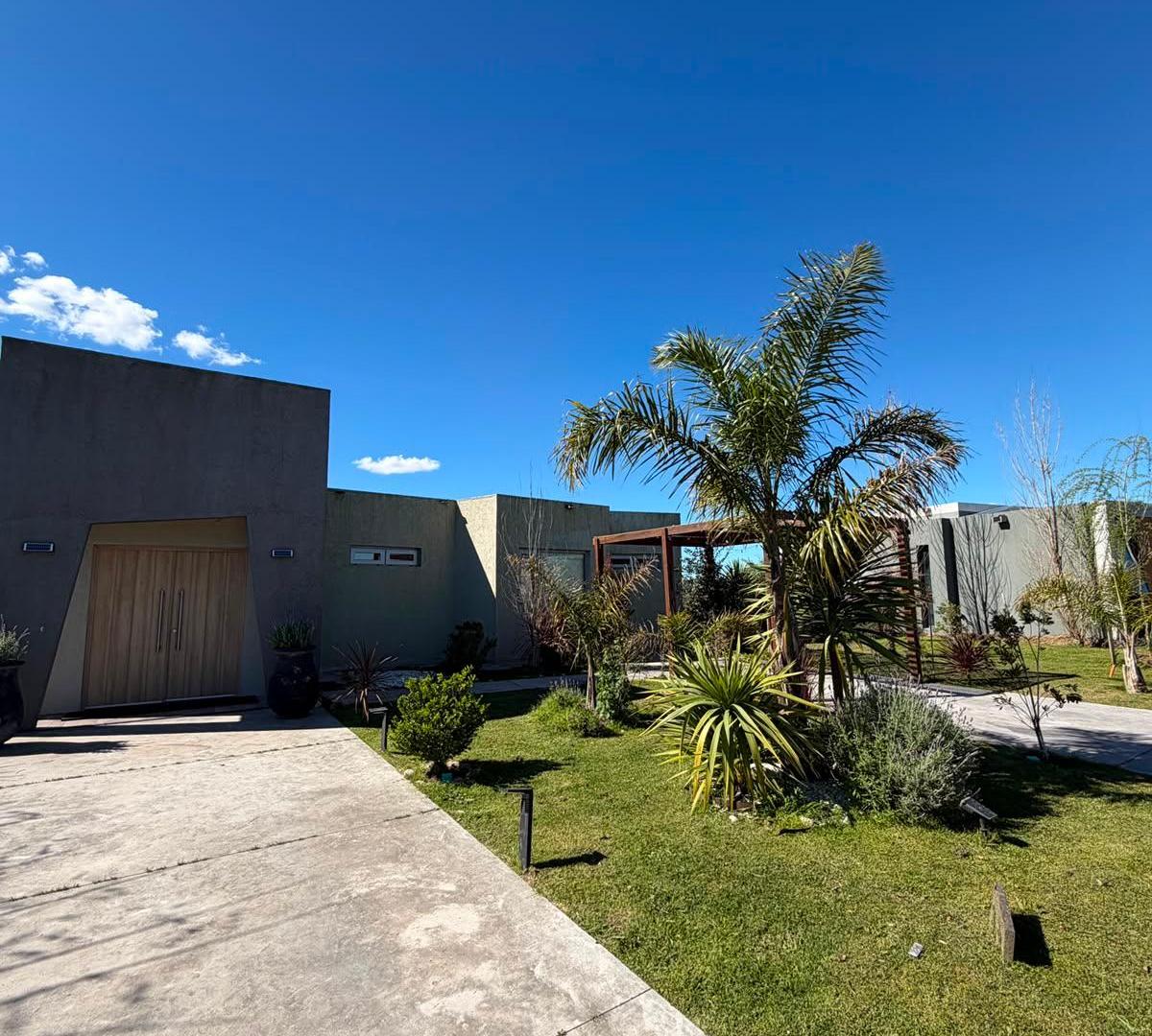 Foto de Casa 4 Ambientes a la Lagura Pileta Pariila lista para disfrutar, imagen 1