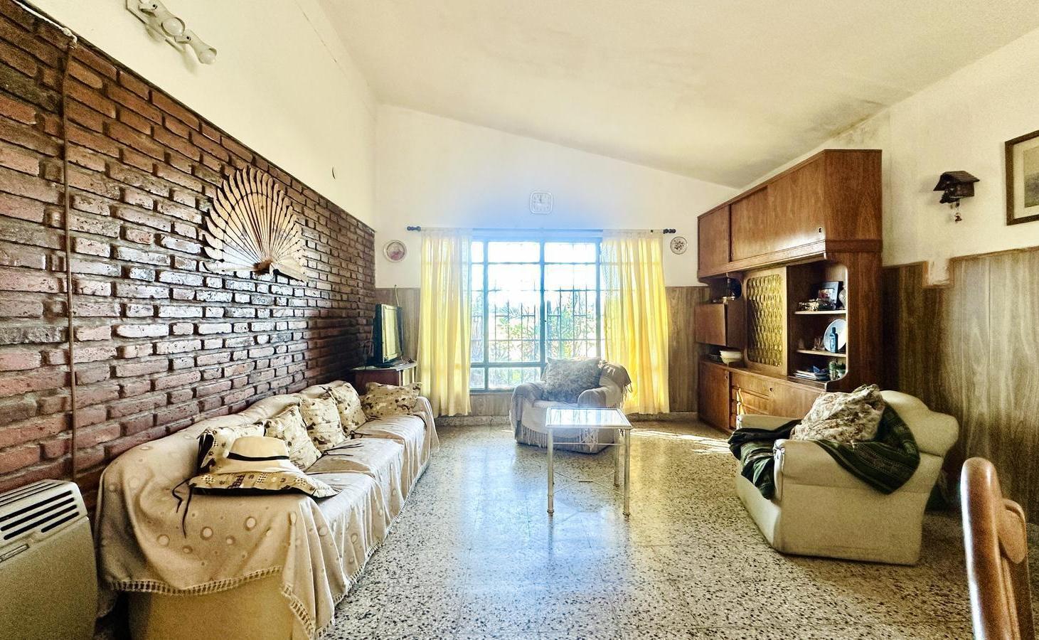Foto de Casa en esquina de dos dormitorios con pileta y parrillero, imagen 4