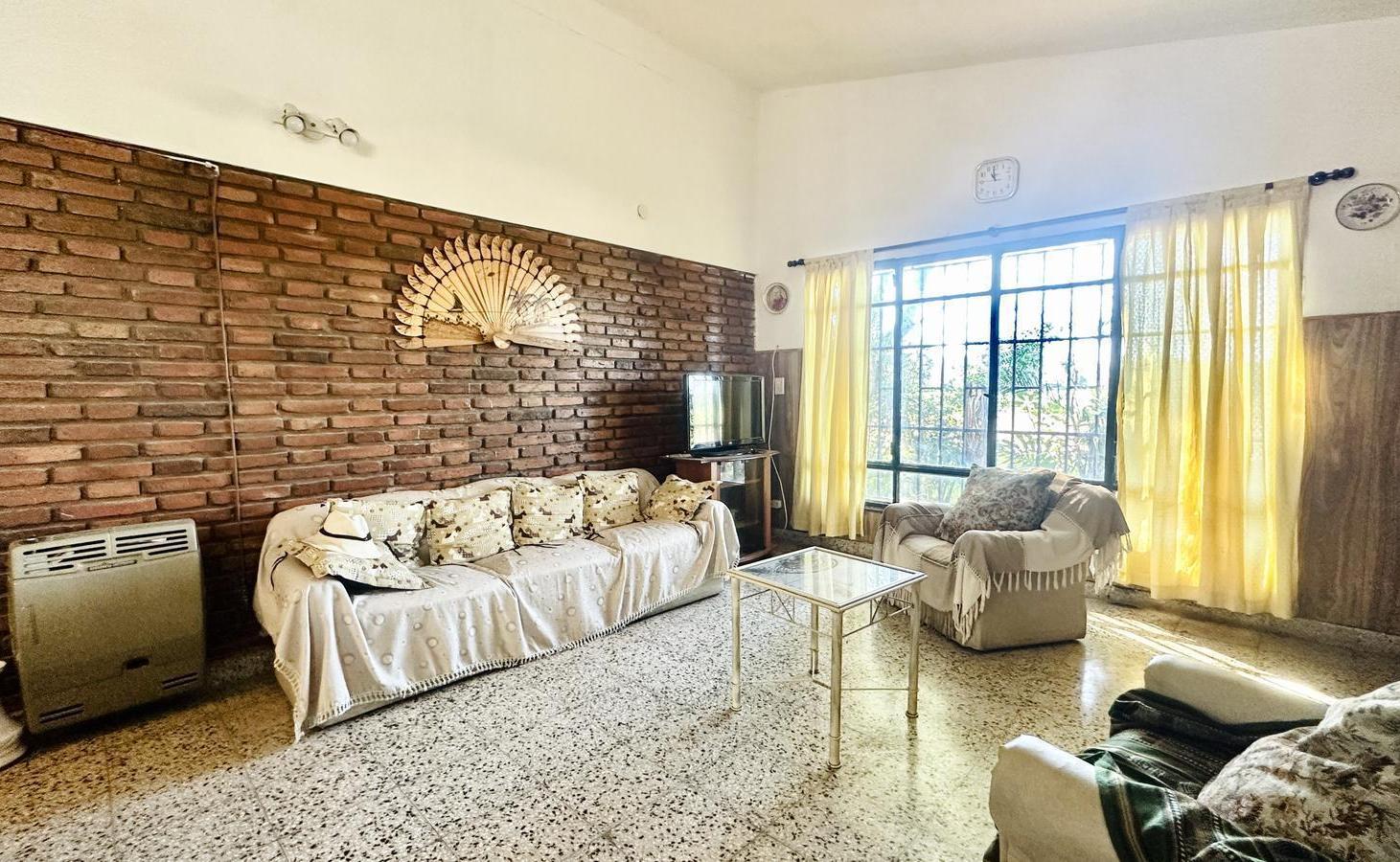 Foto de Casa en esquina de dos dormitorios con pileta y parrillero, imagen 3