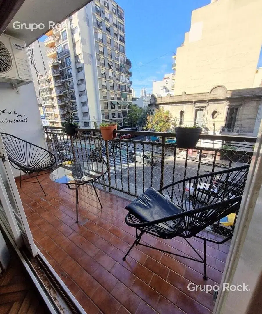 Un ambiente grande con balcon en Palermo 3
