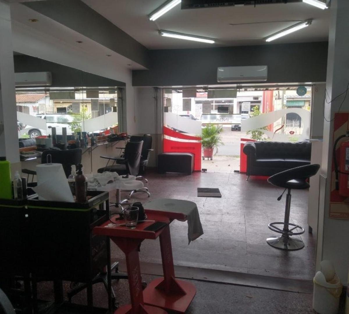 VENTA DE LOCAL CON DEPTO. Y COCHERAS