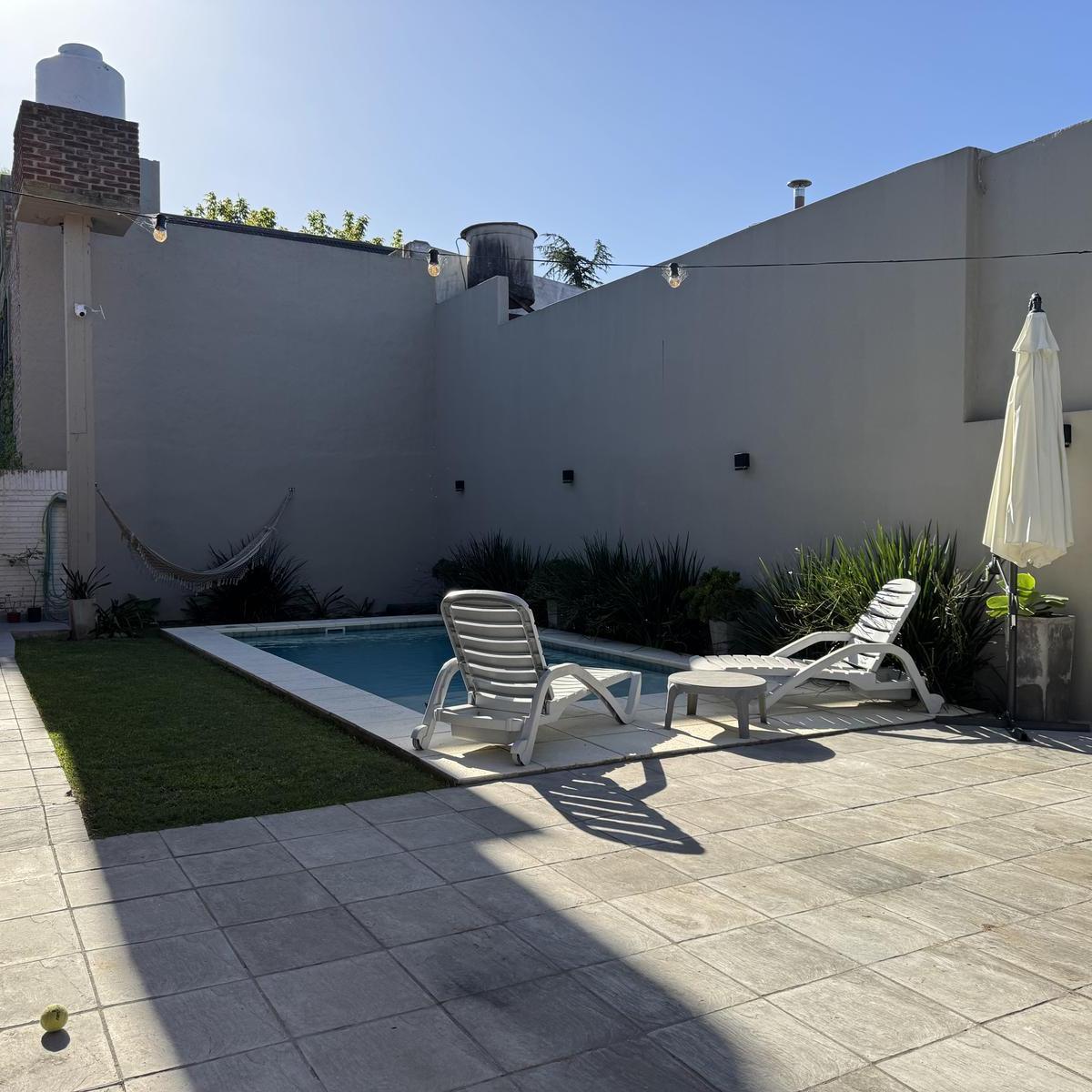 Casa en City Bell, 3 Dorm. con Pileta Calle 462 14a y 14b 2