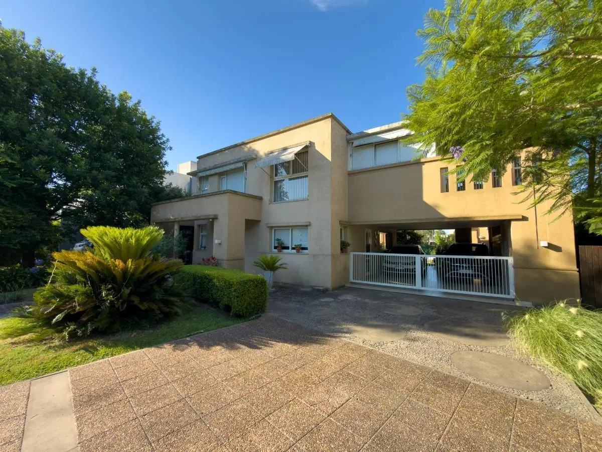 CASA EN VENTA APTA BANCO UBICADA EN BARRIO CERRADO SAN JOAQUIN I - 139 ESQ 485- J. GORINA - LA PLATA 3
